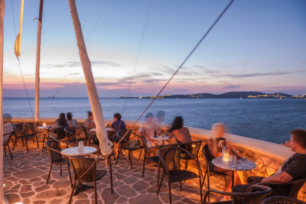 Θέα στο ηλιοβασίλεμα από ένα από τα καλύτερα bar στην Πάρο