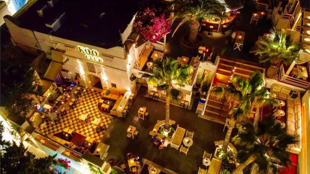 Νυχτερινή ατμόσφαιρα στο Koo Club, ένα από τα καλύτερα bar στη Σαντορίνη