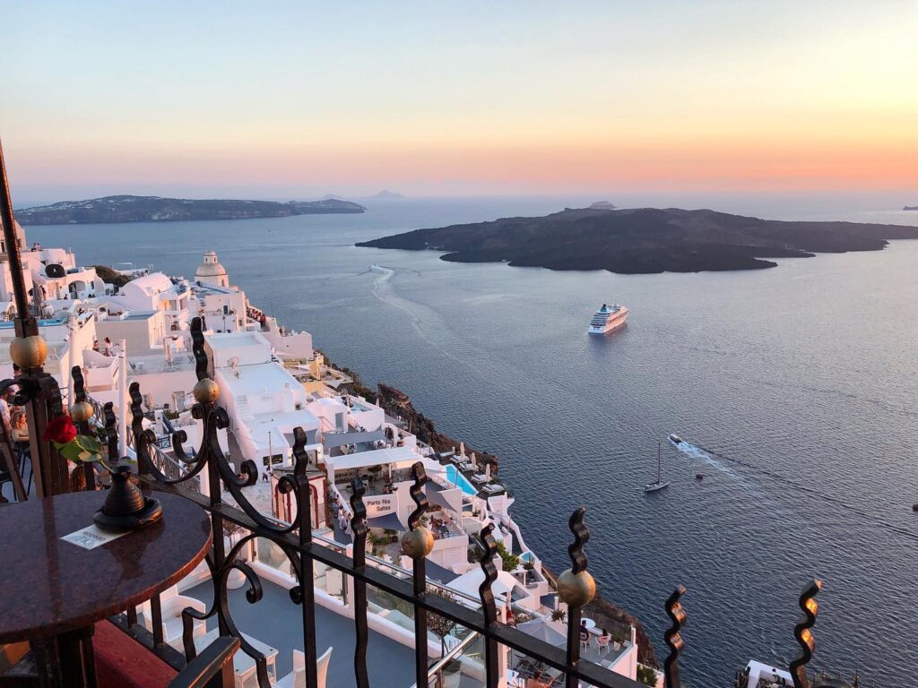 Θέα στην Καλντέρα από ένα από τα καλύτερα bar στη Σαντορίνη