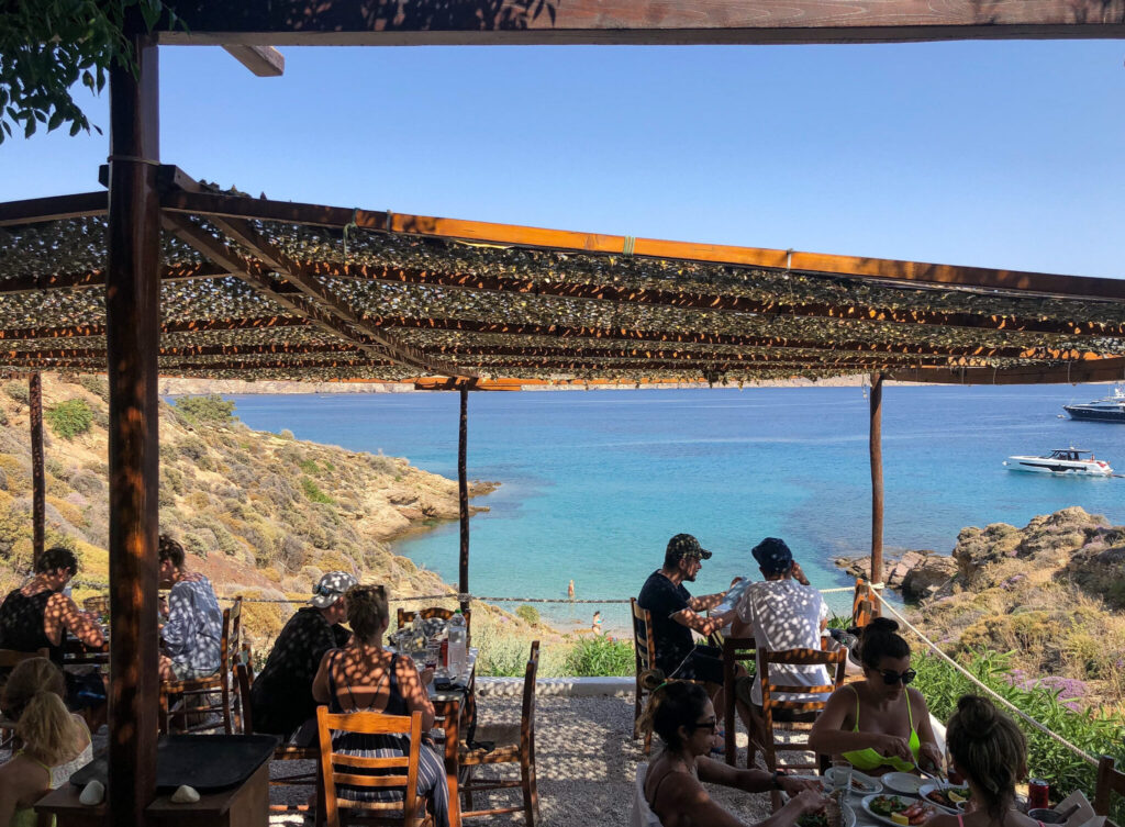 Καλύτερα εστιατόρια στη Μύκονο – Kiki’s Tavern στον Άγιο Σώστη με θέα στο Αιγαίο