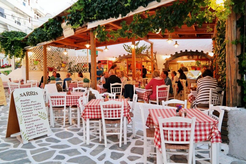 Καλύτερα εστιατόρια στη Νάξο – Sarris Tavern με παραδοσιακή αυλή και κυκλαδίτικη ατμόσφαιρα
