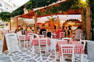 Καλύτερα εστιατόρια στη Νάξο – Sarris Tavern με παραδοσιακή αυλή και κυκλαδίτικη ατμόσφαιρα