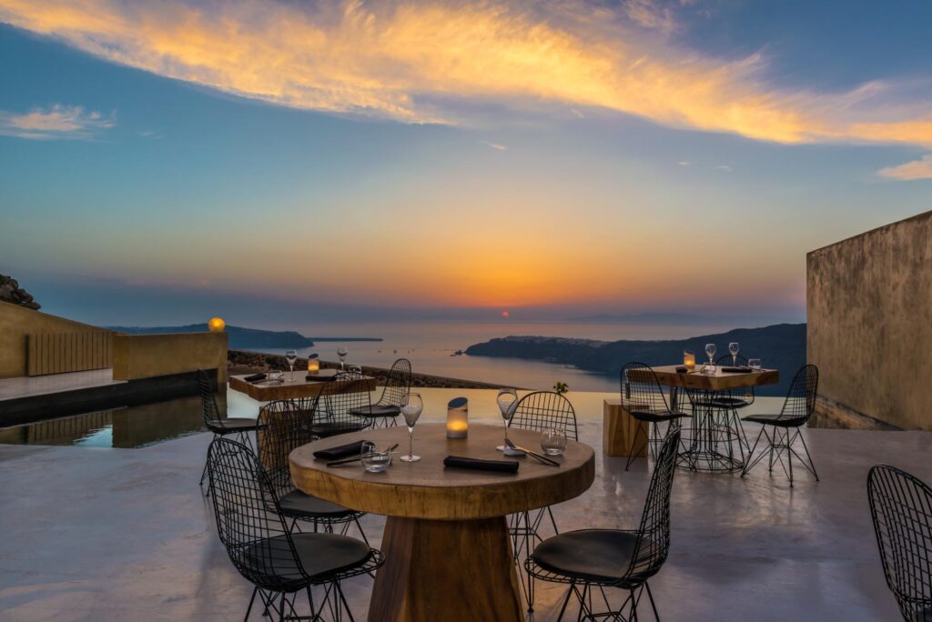 Καλύτερα εστιατόρια στη Σαντορίνη – Throubi Restaurant στο Ημεροβίγλι με ηλιοβασίλεμα