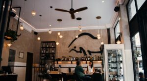 Παραδοσιακό εστιατόριο στη Λάρισα με ζεστή ατμόσφαιρα και ρετρό διακόσμηση