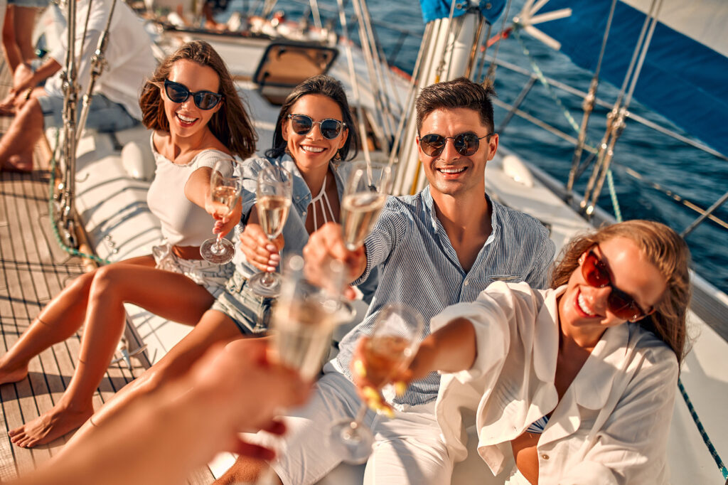 Bachelor & Bachelorette στο κύμα με πρόποση σε σκάφος στην Αθήνα – ιδανική εμπειρία pre-wedding με φίλους και σαμπάνια.