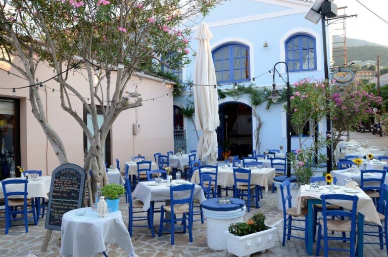 Καλύτερα εστιατόρια στην Ιθάκη – Παραδοσιακή αυλή με τραπέζια και νησιώτικη ατμόσφαιρα