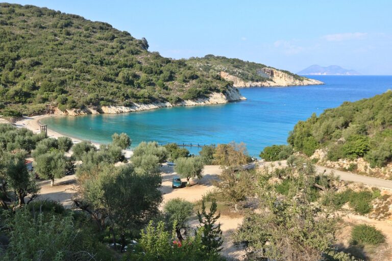 Καλύτερες παραλίες στην Ιθάκη – Φυσική παραλία με ελαιόδεντρα και γαλάζια νερά