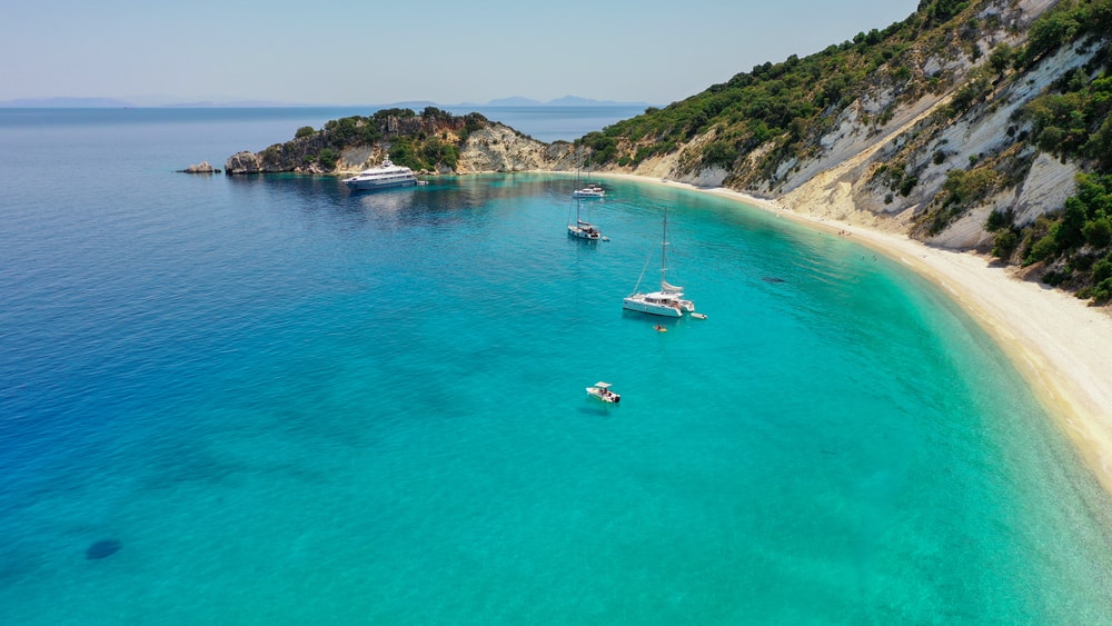 Καλύτερες παραλίες στην Ιθάκη – Γιδάκι με καταγάλανα νερά και σκάφη