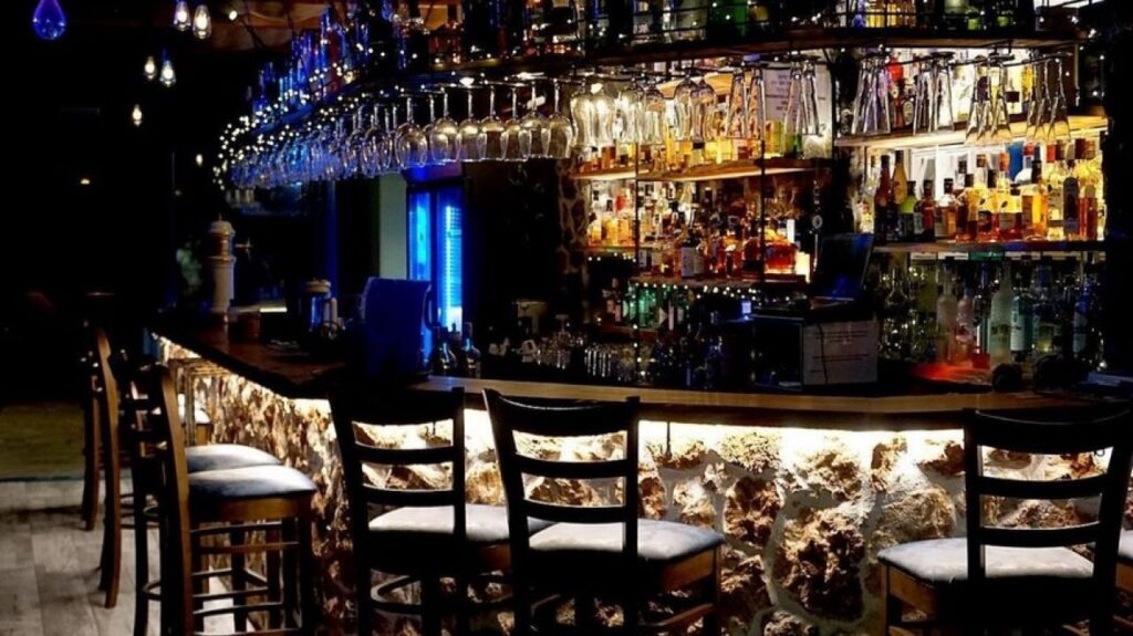 Εσωτερικό νυχτερινού bar στην Κάλυμνο με εντυπωσιακό φωτισμό και ποτά – Καλύτερα bar στην Κάλυμνο