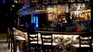Εσωτερικό νυχτερινού bar στην Κάλυμνο με εντυπωσιακό φωτισμό και ποτά – Καλύτερα bar στην Κάλυμνο