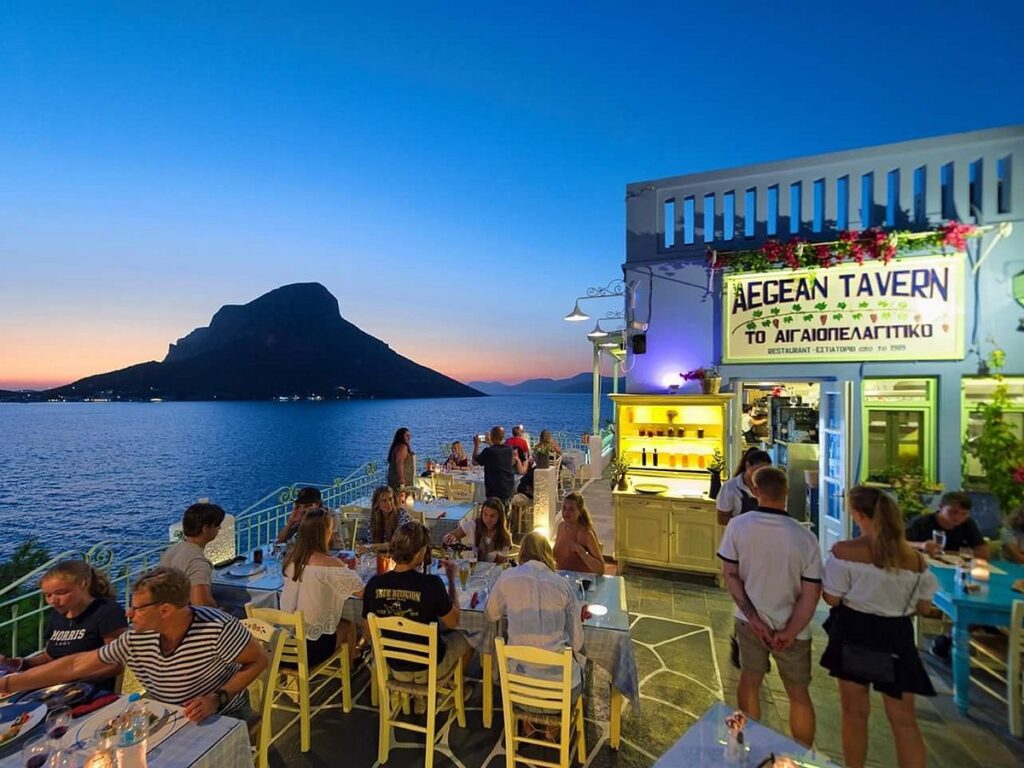 Καλύτερα εστιατόρια στην Κάλυμνο – Το Aegean Tavern στο ηλιοβασίλεμα με θέα στη θάλασσα