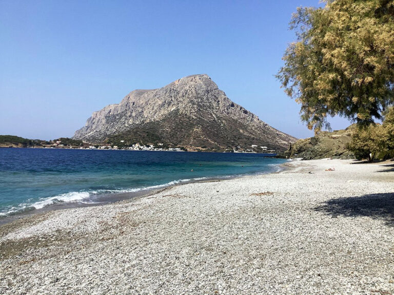 Καλύτερες παραλίες στην Κάλυμνο με φόντο τον εμβληματικό βράχο της Τέλενδου