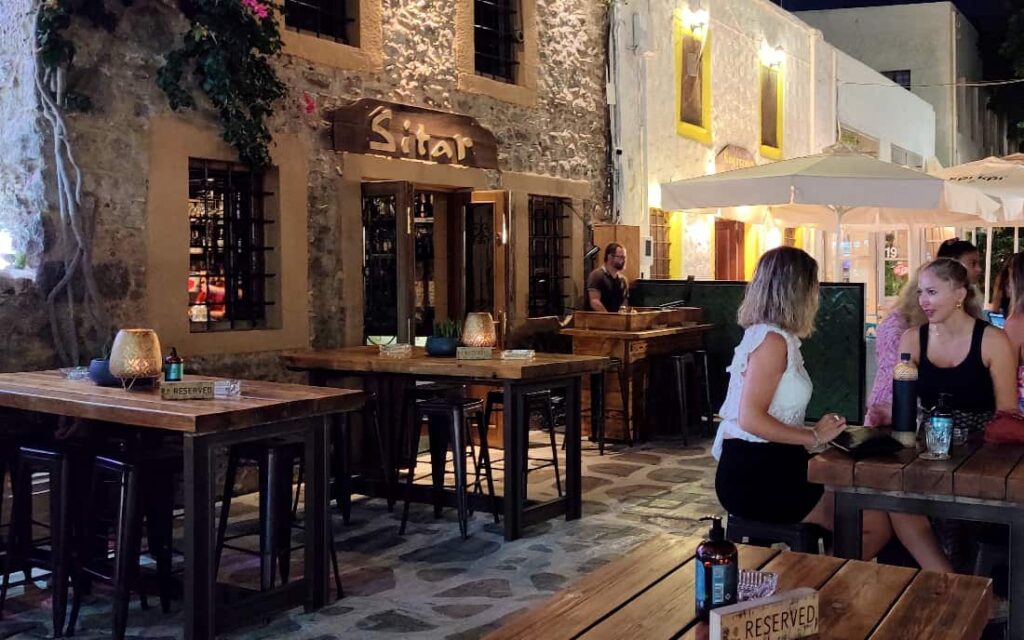 Sitar Cocktail Bar στην Παλιά Πόλη της Κω με πέτρινο φόντο – Καλύτερα bar στην Κω