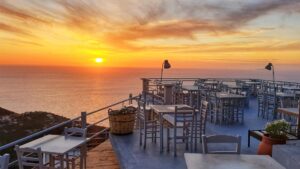 Καλύτερα εστιατόρια στη Λευκάδα με ηλιοβασίλεμα και θέα στο Ιόνιο από την Εξάνθεια