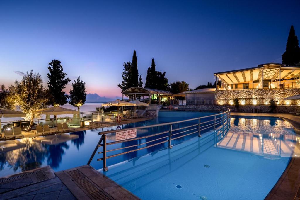 Καλύτερα ξενοδοχεία στη Λευκάδα με θέα στο Ιόνιο και φωτισμένη πισίνα στο Porto Galini