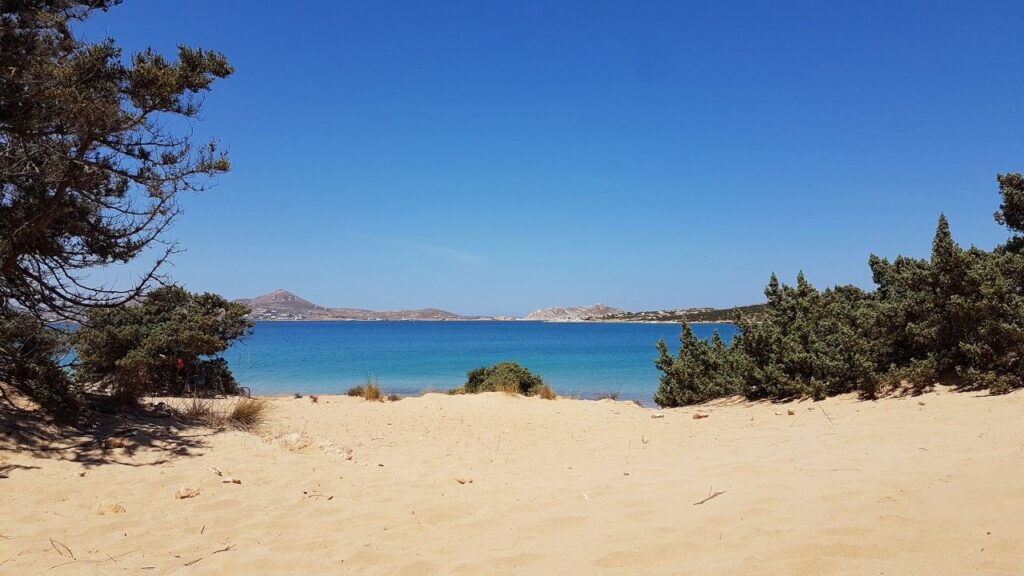 Καλύτερες παραλίες στην Πάρο – Η ήσυχη παραλία Λάγγερη με φυσική σκιά και αμμόλοφους