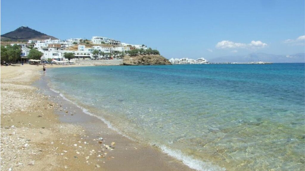 Καλύτερες παραλίες στην Πάρο – Η παραλία Μαρτσέλο με χρυσή αμμουδιά και γαλάζια νερά