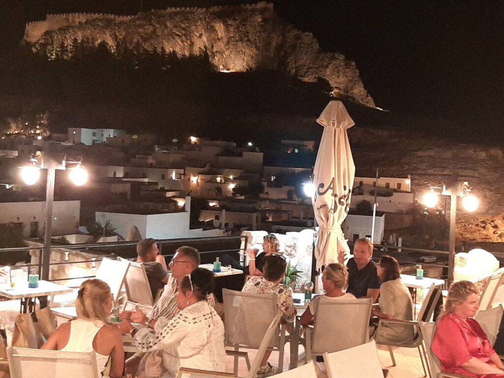 Bar στη Λίνδο με θέα την Ακρόπολη τη νύχτα – Καλύτερα bar στη Ρόδο