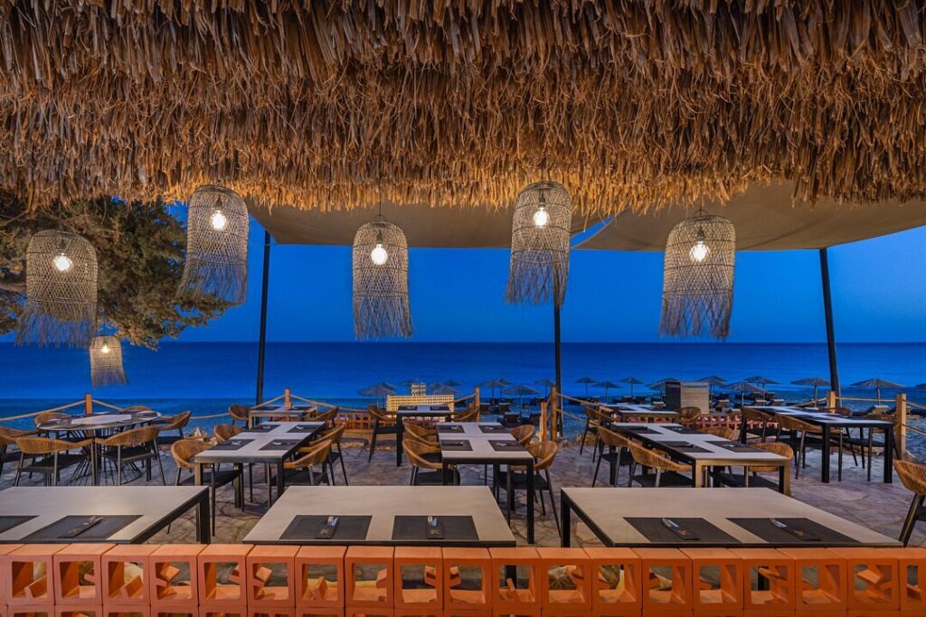 Παραλιακό bar στη Ρόδο με διακόσμηση από ψάθα και θέα στο Αιγαίο – Καλύτερα bar στη Ρόδο