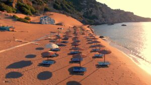 Οργανωμένη παραλία με ξαπλώστρες και ομπρέλες στη Ρόδο κατά το ηλιοβασίλεμα – Καλύτερες παραλίες στη Ρόδο
