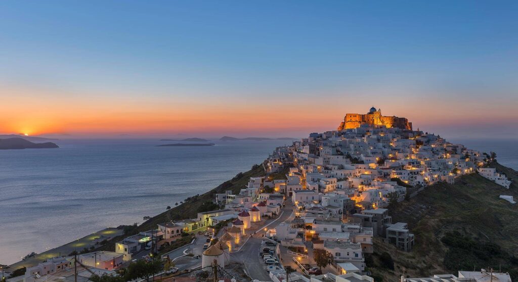 Η Χώρα της Αστυπάλαιας με το κάστρο στο ηλιοβασίλεμα – Ταξίδι στην Αστυπάλαια