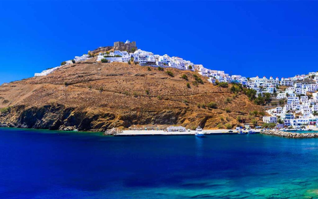 Η Αστυπάλαια με φόντο το κάστρο και τα λευκά σπίτια από τη θάλασσα – Ταξίδι στην Αστυπάλαια