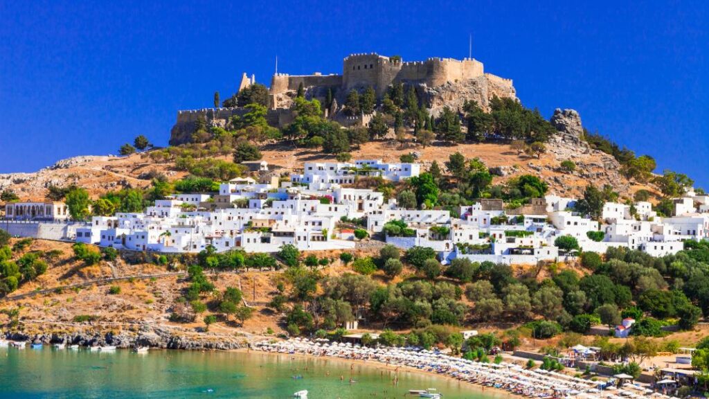 Ταξίδι στα Δωδεκάνησα με φόντο τη Λίνδο και το κάστρο της Ρόδου