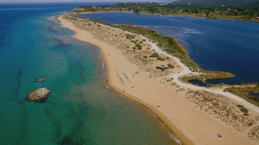 Η παραλία Ίσσος και η λιμνοθάλασσα Κορρισίων, φυσικό τοπίο που απογειώνει το ταξίδι στην Κέρκυρα
