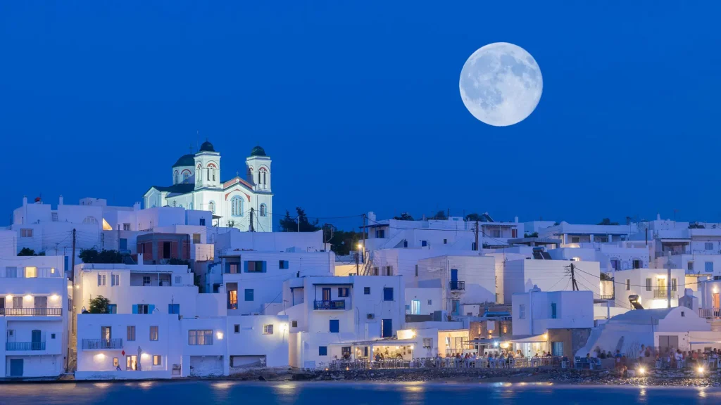 Ταξίδι στις Κυκλάδες με νυχτερινή θέα της Πάρου και φεγγάρι