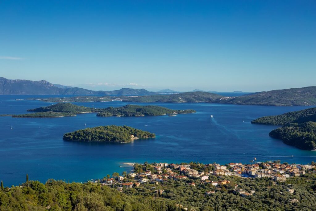 Ταξίδι στη Λευκάδα – θέα στα νησάκια από το Νυδρί