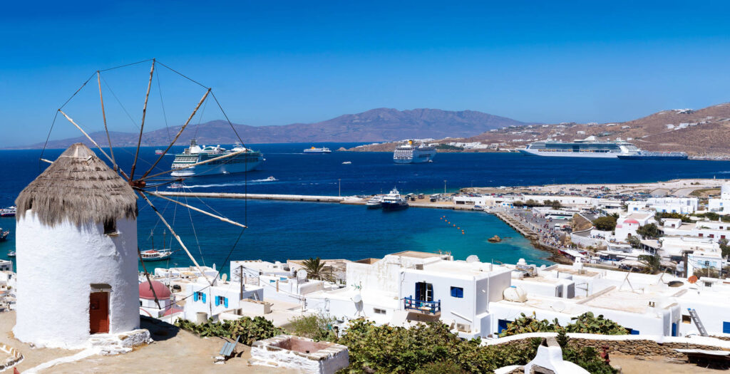 Πανοραμική θέα της Χώρας και του λιμανιού με ανεμόμυλο και κρουαζιερόπλοια – ταξίδι στη Μύκονο
