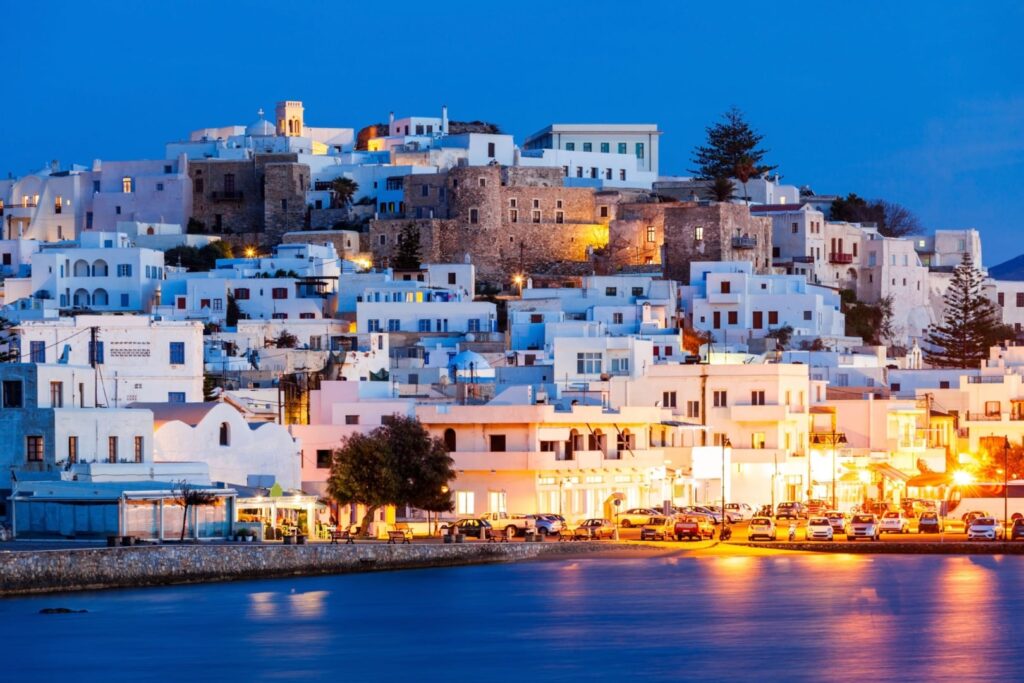 Ταξίδι στη Νάξο – Νυχτερινή θέα της Χώρας με φωτισμένα παραδοσιακά κτίρια