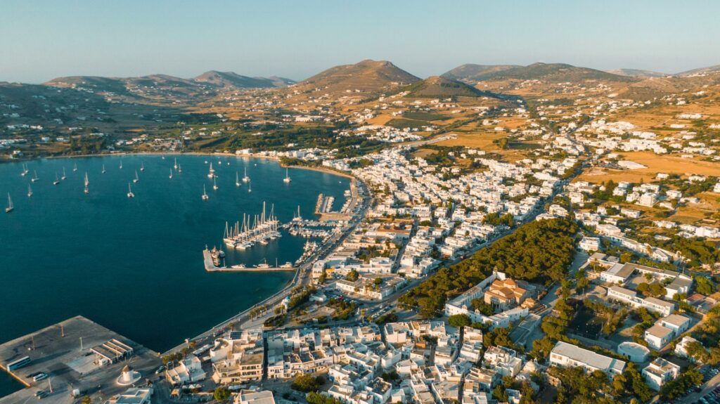 Πανοραμική θέα της Παροικιάς με το λιμάνι και τις Κυκλαδίτικες κατοικίες – ένα αυθεντικό ταξίδι στην Πάρο