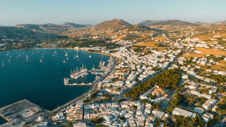 Πανοραμική θέα της Παροικιάς με το λιμάνι και τις Κυκλαδίτικες κατοικίες – ένα αυθεντικό ταξίδι στην Πάρο