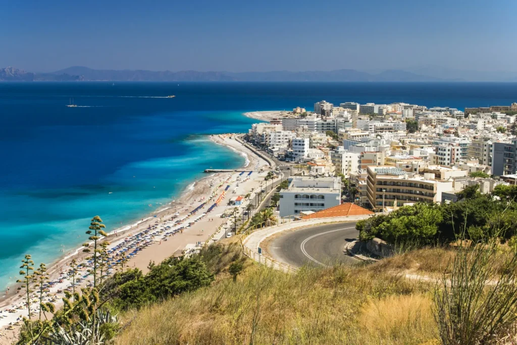 Παραλία και πανοραμική θέα της πόλης – Ταξίδι στη Ρόδο με συνδυασμό θάλασσας και πολιτισμού