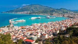 Πανοραμική εικόνα της πόλης και του λιμανιού, ιδανική για ένα αξέχαστο ταξίδι στη Ζάκυνθο