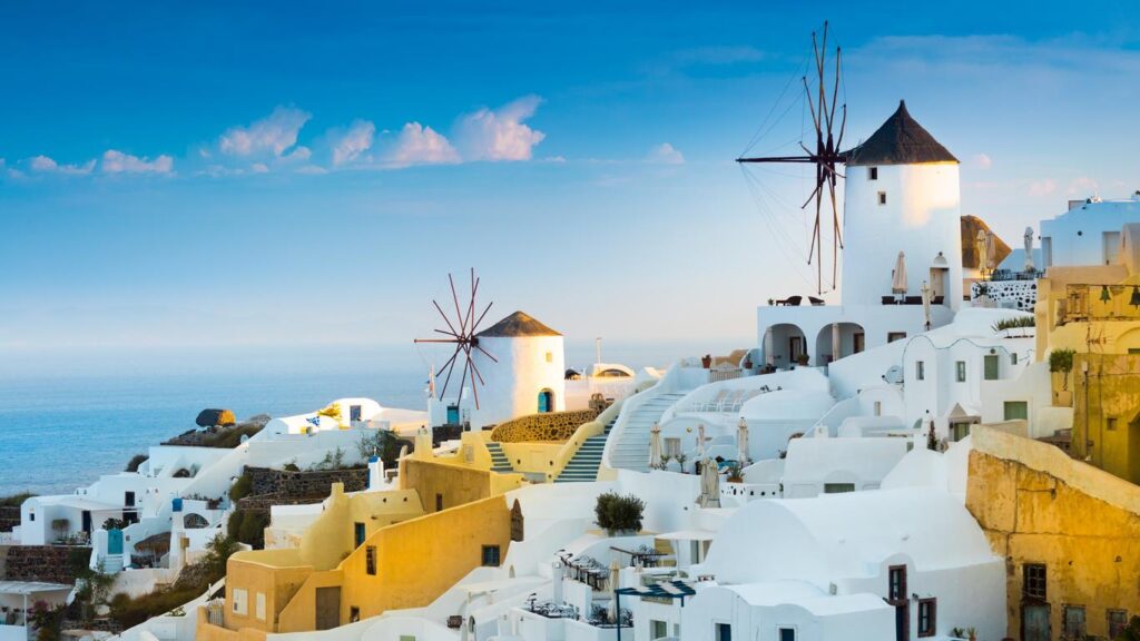 Ταξίδι στις Κυκλάδες με φόντο τους ανεμόμυλους της Μυκόνου