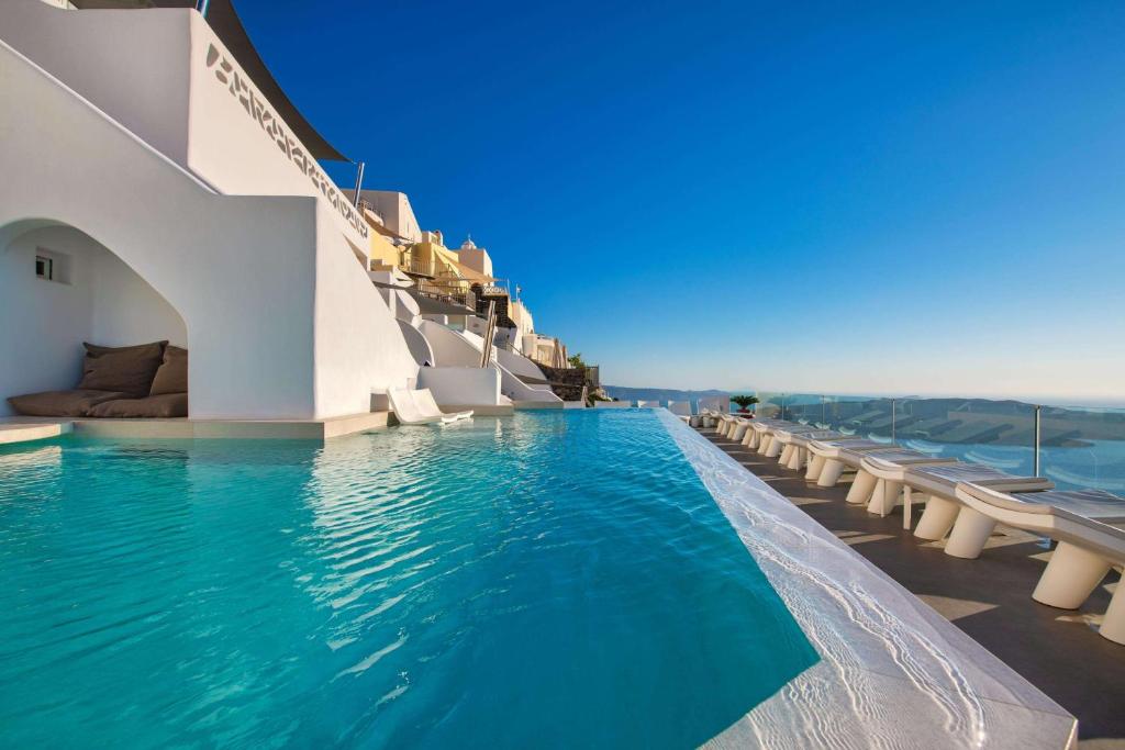 Καλύτερα ξενοδοχεία στη Σαντορίνη με infinity pool και πανοραμική θέα στο Αιγαίο