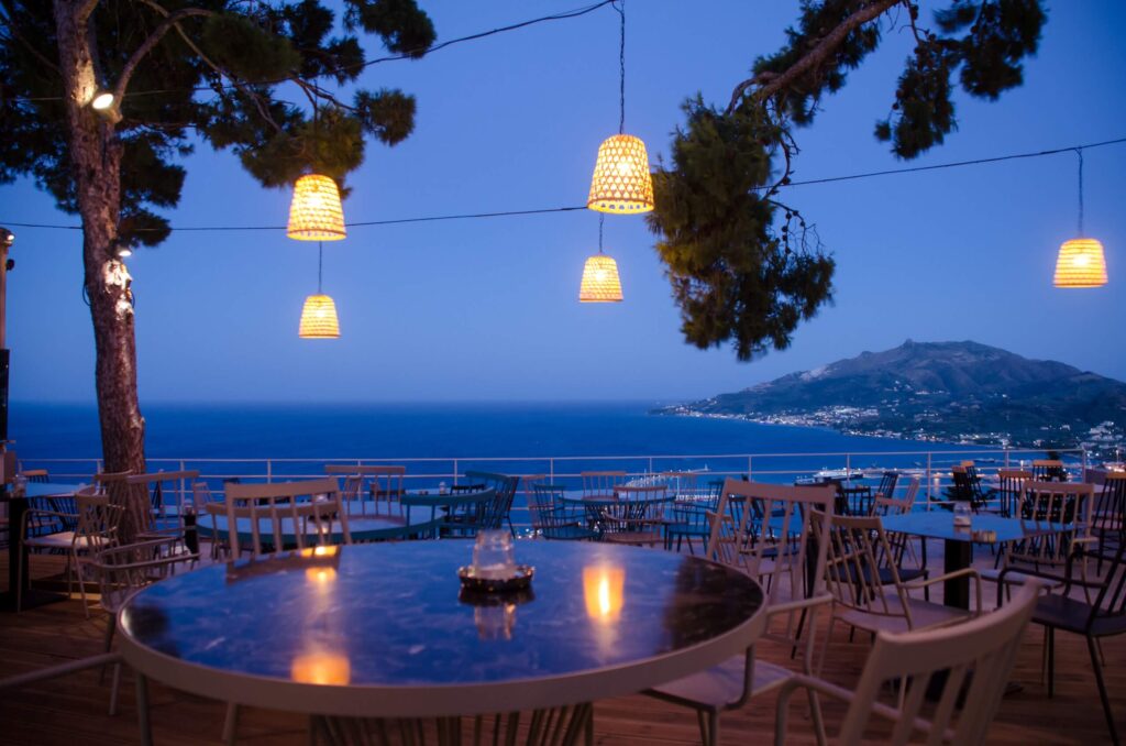 Ατμοσφαιρικό rooftop με θέα στη θάλασσα, ιδανικό για να ανακαλύψεις τα καλύτερα bar στη Ζάκυνθο