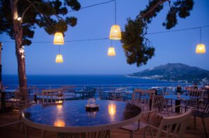 Ατμοσφαιρικό rooftop με θέα στη θάλασσα, ιδανικό για να ανακαλύψεις τα καλύτερα bar στη Ζάκυνθο