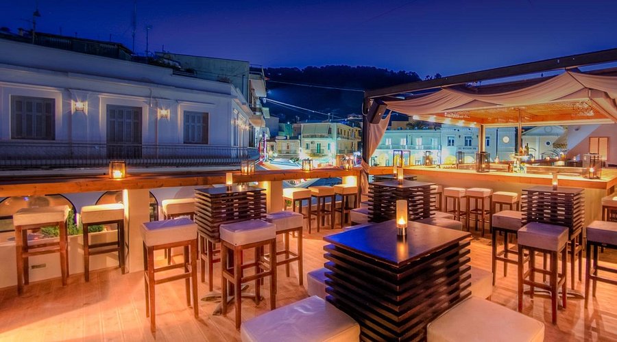 Νυχτερινή εικόνα από ένα από τα καλύτερα bar στη Ζάκυνθο με φωτισμένη ταράτσα στην πόλη
