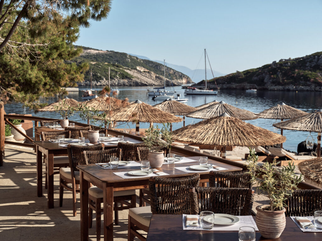 Παραθαλάσσιο εστιατόριο με τραπέζια δίπλα στο κύμα, από τα καλύτερα εστιατόρια στη Ζάκυνθο
