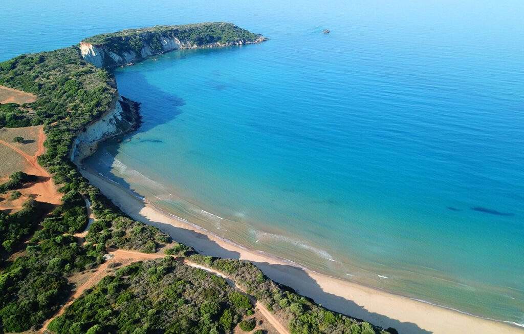 Η παραλία Δάφνη, μία από τις καλύτερες παραλίες Ζακύνθου, με ήρεμα νερά και φυσικό περιβάλλον