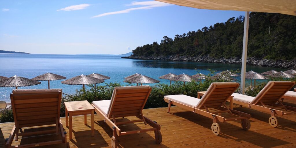 ELIA Cafe - Beach Bar στην παραλία Ρουσούμ Γυαλός - καλύτερα bar στην Αλόννησο