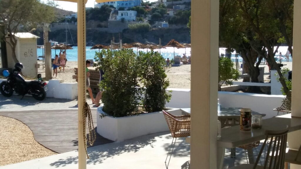 Παραλιακό bar στη Σύρο με θέα στη θάλασσα και καλοκαιρινή ατμόσφαιρα