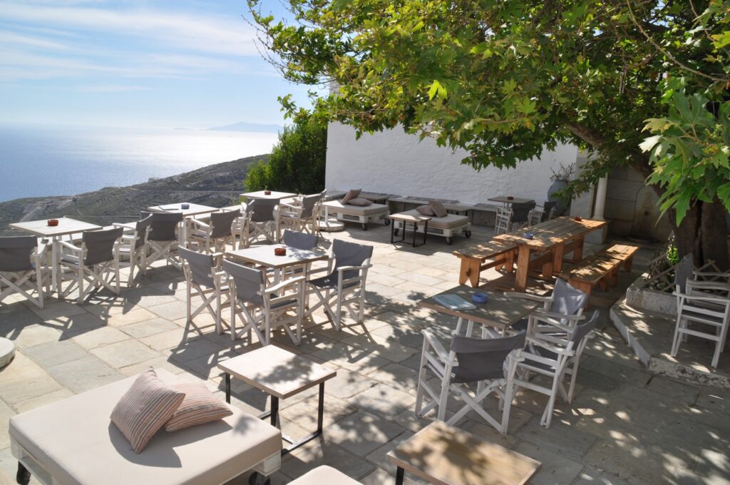 Καλύτερα bar στην Τήνο – Mayou All Day Bar με θέα στο Αιγαίο