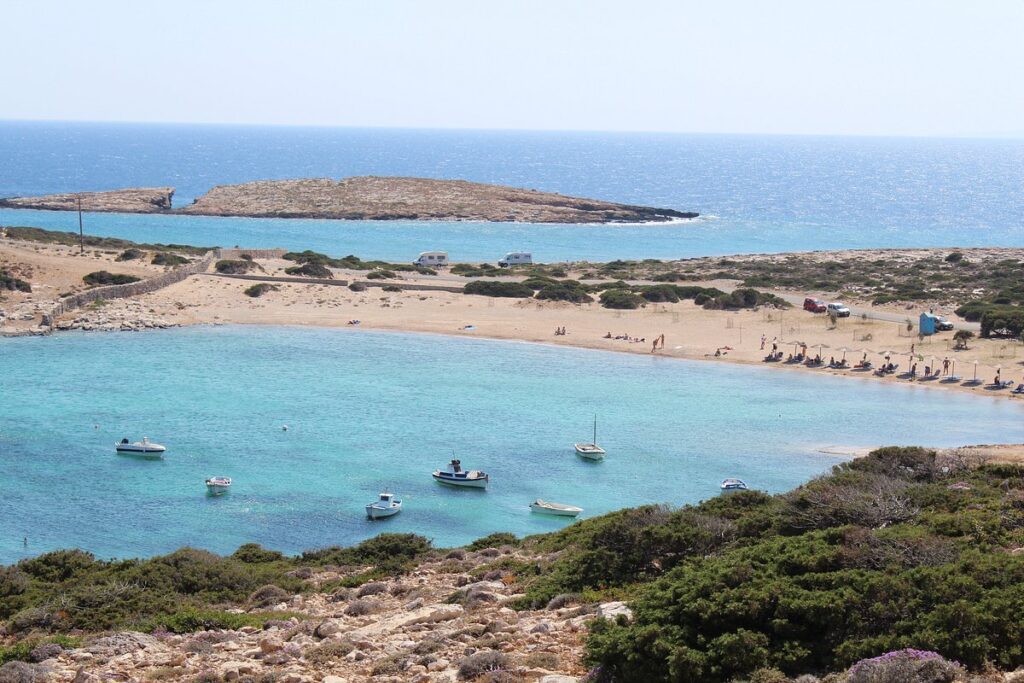 Καλύτερες παραλίες στην Αμοργό – η ήσυχη παραλία Καλοταρίτισσα με γαλαζοπράσινα νερά