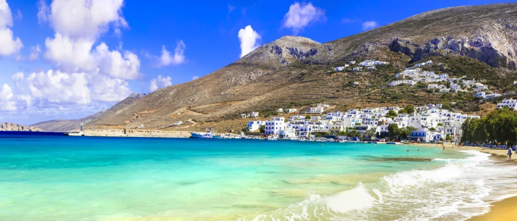 Καλύτερες παραλίες στην Αμοργό – η αμμουδιά της Αιγιάλης μπροστά στον παραδοσιακό οικισμό