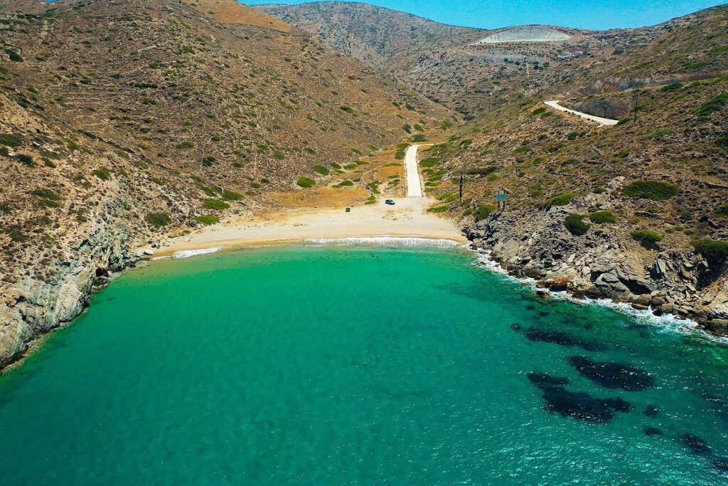 Καλύτερες παραλίες στην Ίο - Παραλία Λωρέτζαινα με τιρκουάζ νερά