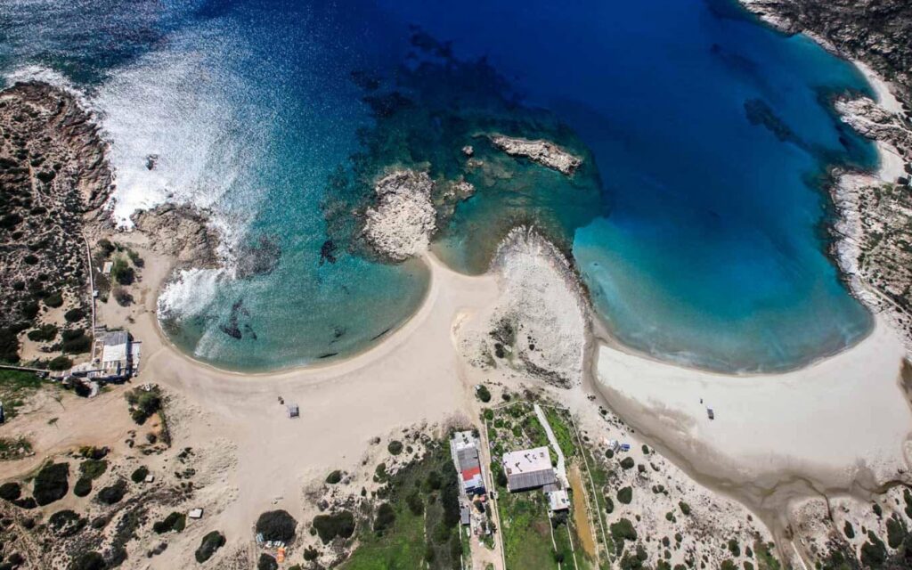 Καλύτερες παραλίες στην Ίο - Η εντυπωσιακή παραλία Μαγγανάρι από ψηλά